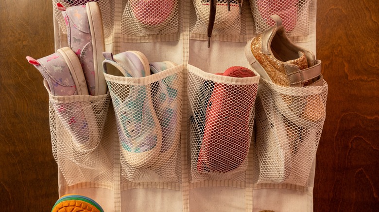 Chaussures assorties stockées dans des organisateurs de poche