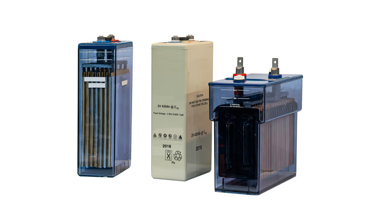 Trois concepts de batterie alternative différents, gel et batteries à l'état solide