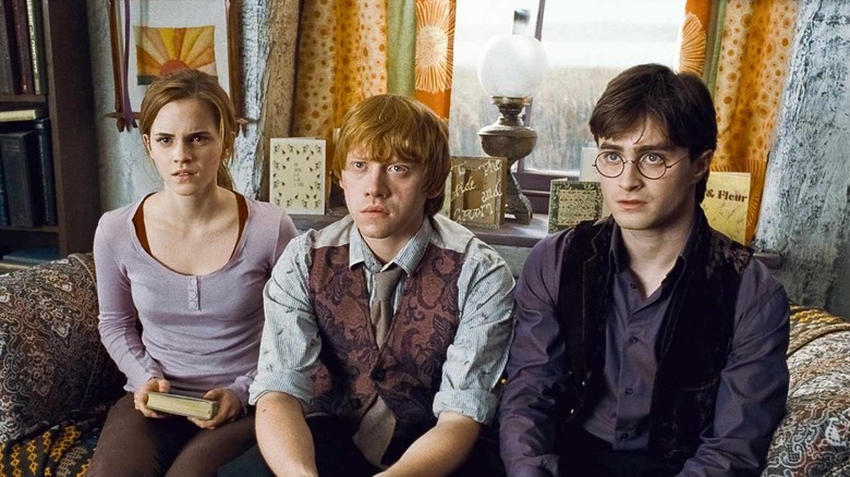 Hermione Harry et Ron ont l'air choqués par Harry Potter et les reliques de la mort partie 1