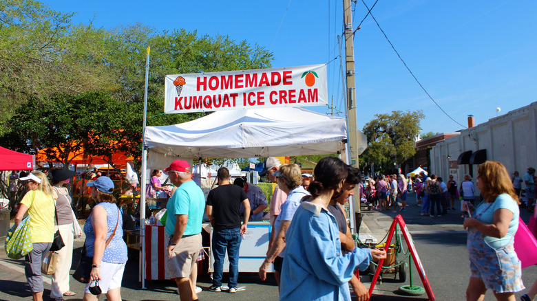 foule de personnes au stand de crème glacée Kumquat pendant le festival de Kumquat