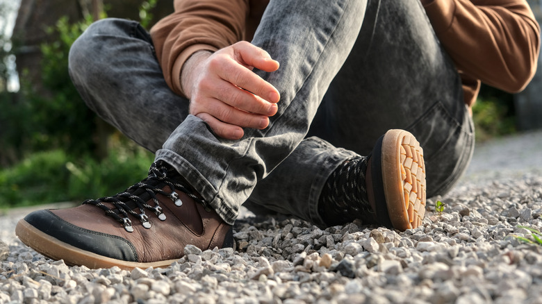 Gros plan des voyageurs assis sur le gravier
