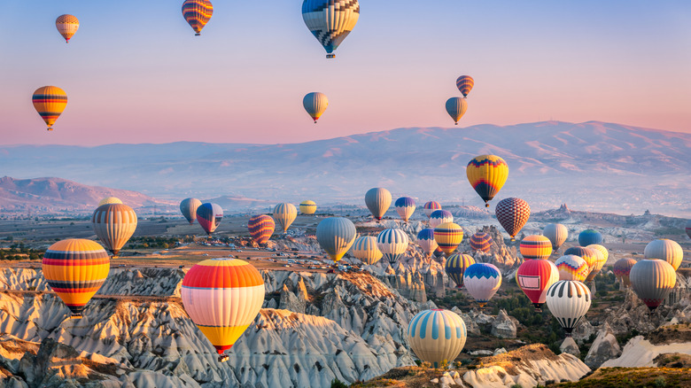 Des ballons à air chaud flottant au-dessus de la Cappadoce