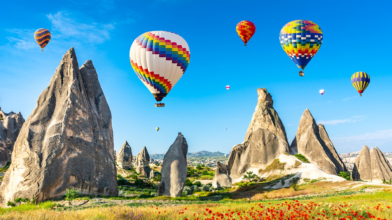 Des ballons à air chaud flottant au-dessus de la Cappadoce