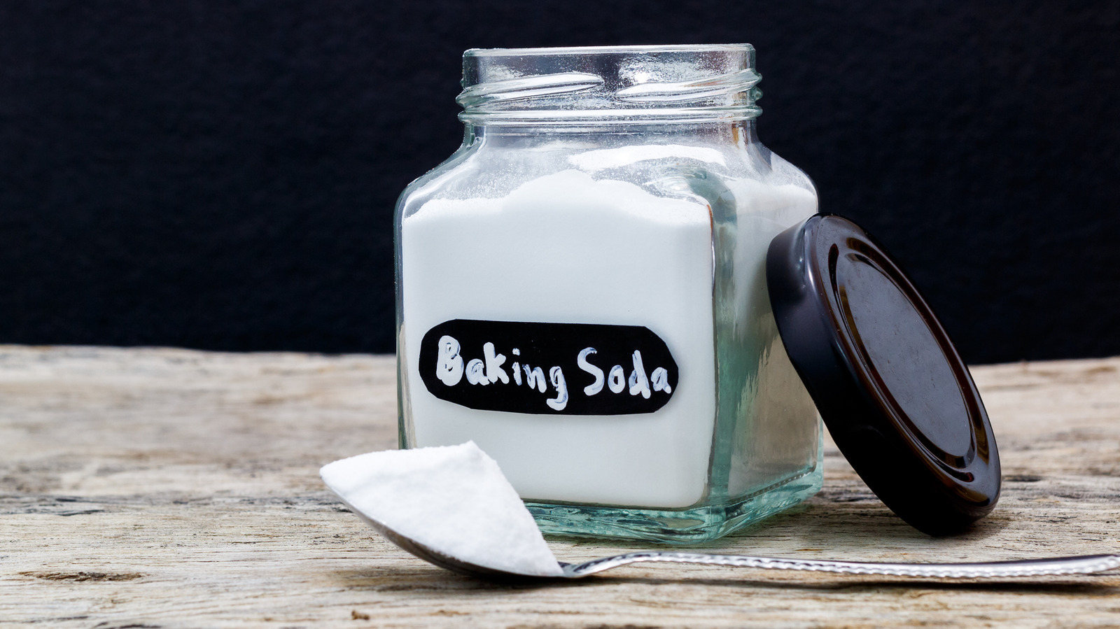 Comment le bicarbonate de soude se débarrasse-t-il si bien des odeurs?