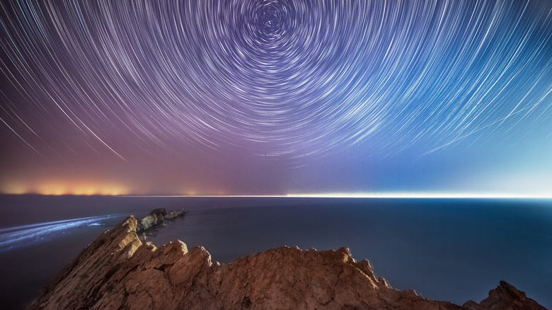 Une photo de nuit à longue exposition des étoiles tourbillonnant autour de Polaris