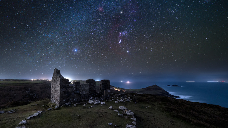 Étoiles dans le ciel nocturne au-dessus des ruines de pierre