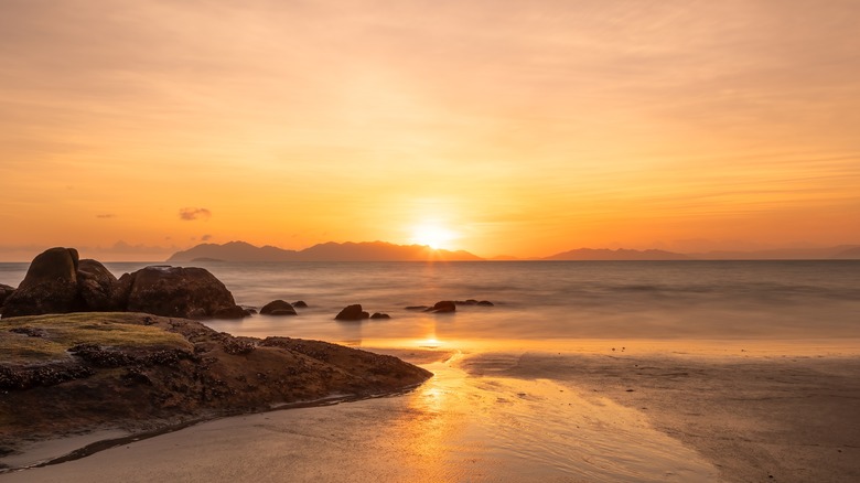 Vue au lever du soleil depuis la plage