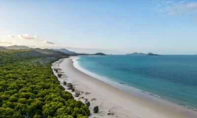 Le parc national de l'Australie au milieu de la Grande Barrière de Corail se vante des îles et des plages renommées