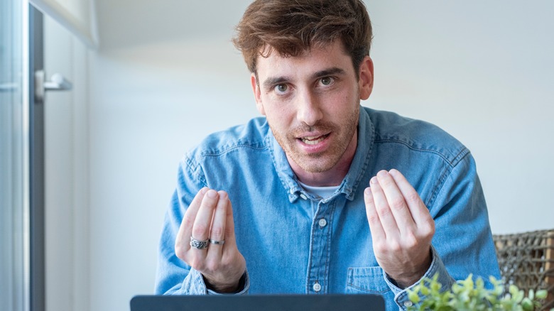 Le geste de sac à main