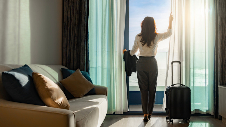 Sortir sur le balcon de l'hôtel