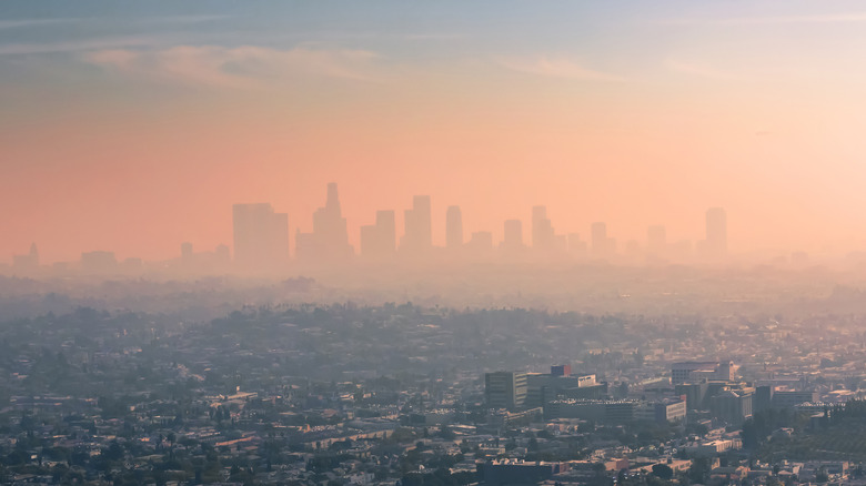 Smog entourant le centre-ville de Los Angeles