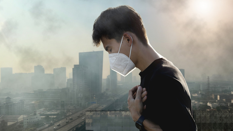 Homme portant un masque facial à Smoggy City