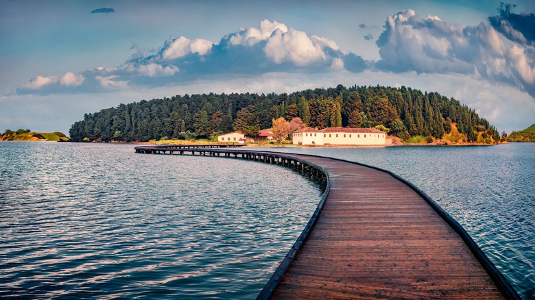 Bridge en bois menant au monastère de l'île