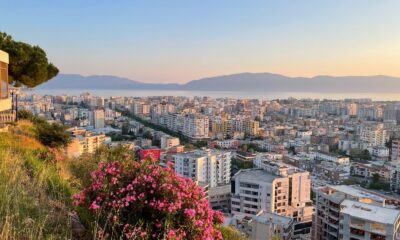 La destination touristique du budget de l'Albanie est une évasion de plage avec des randonnées côtières