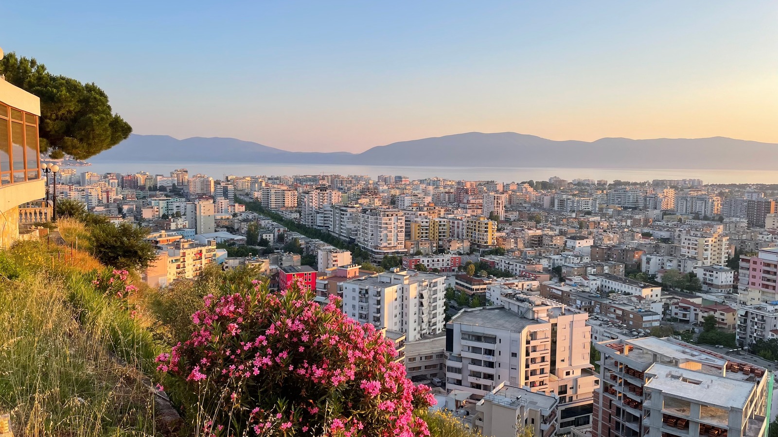 La destination touristique du budget de l'Albanie est une évasion de plage avec des randonnées côtières