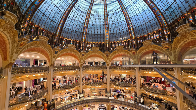 Un toit en verre taché dans un grand magasin de luxe à Paris
