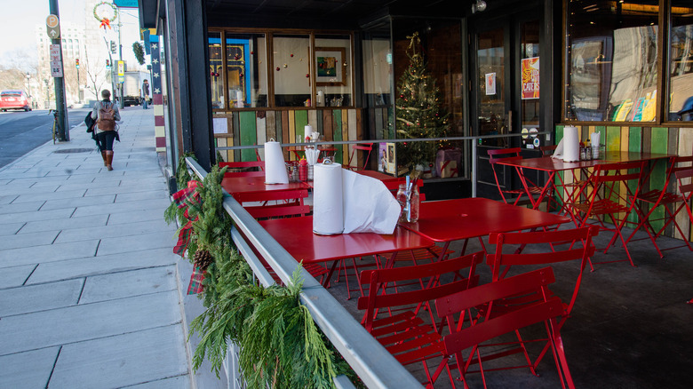 Chaises de restauration rouges et tables dans un restaurant en plein air à Asheville, en Caroline du Nord.