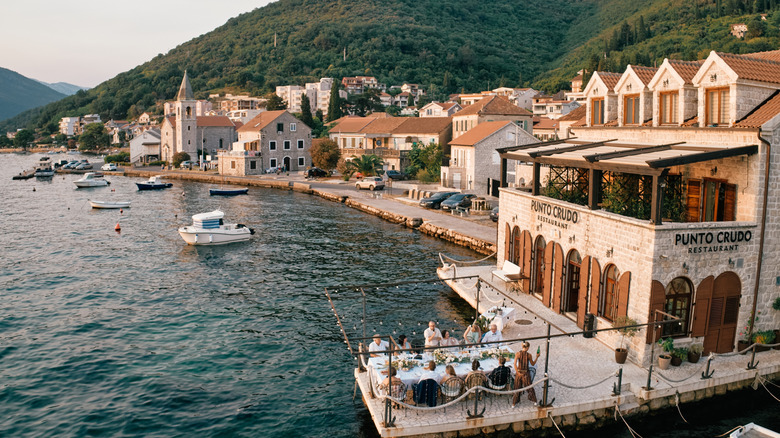 Bâtiments beige sur Tivat dans la baie de Kotor, Monténégro.