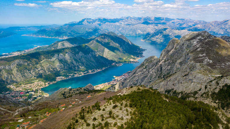 Une vue aérienne des montagnes du parc national de Lovćen au Monténégro.