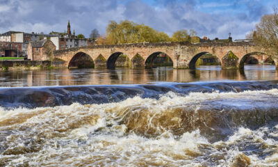 La ville sous-estimée de l'Écosse avec des ruines de château et de l'art offre un charme au bord de la rivière et des collines luxuriantes