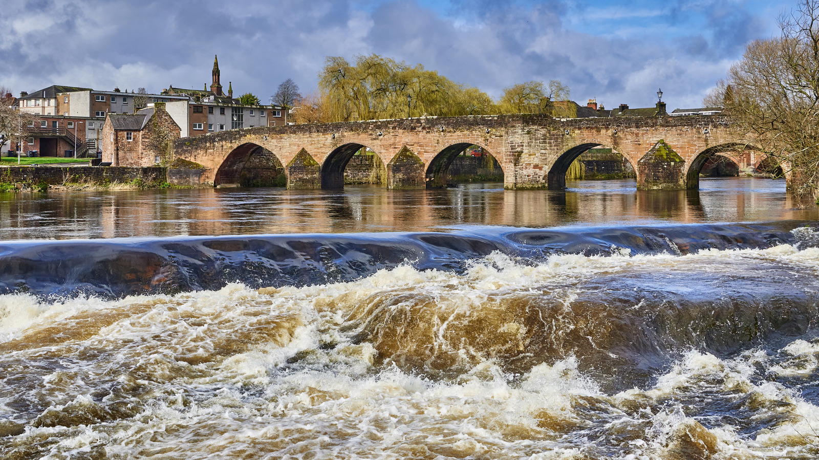 La ville sous-estimée de l'Écosse avec des ruines de château et de l'art offre un charme au bord de la rivière et des collines luxuriantes