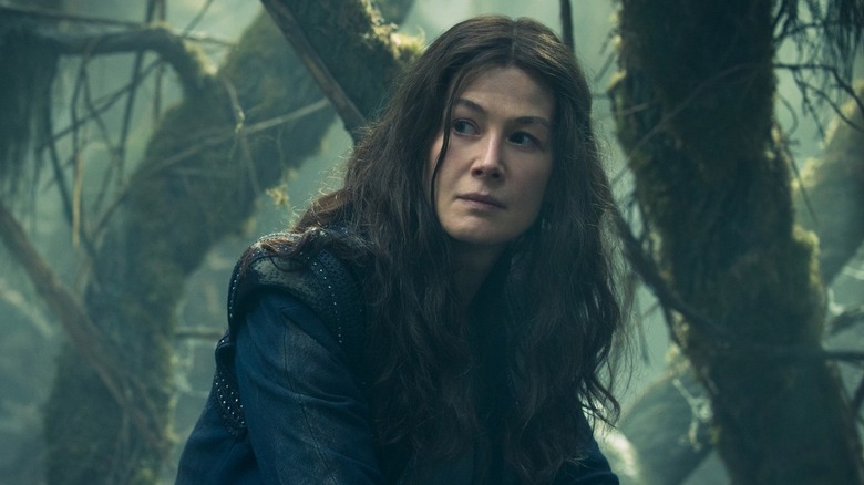 Gros plan de Moiraine qui a l'air sérieux