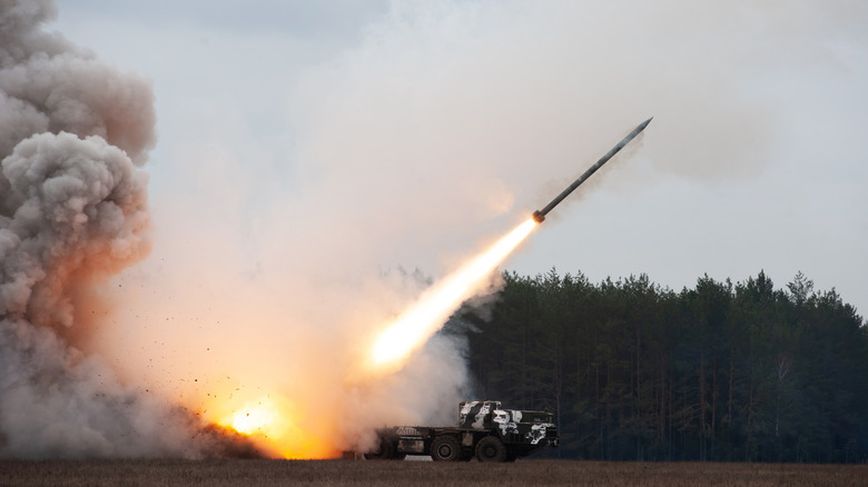 Missile militaire lancé pendant l'exercice d'entraînement