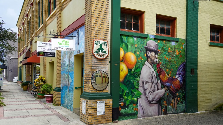 Coin de construction avec murale et trottoirs à Deland Floride
