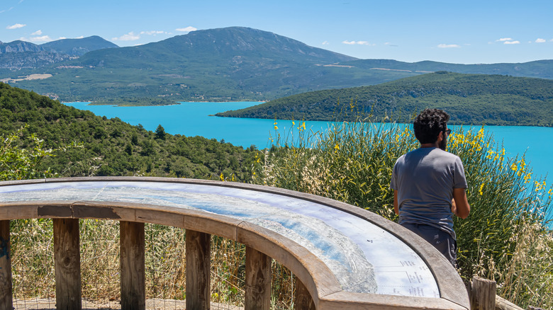 Un randonneur qui regarde sur le lac d'un point de vision