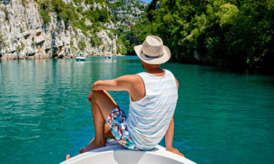 L'un des emplacements de baignade les plus époustouflants de France est un lac azur rêveur entouré de calcaire