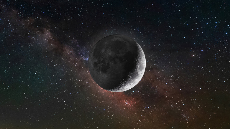 La lune est vue contre un ciel nocturne étoilé