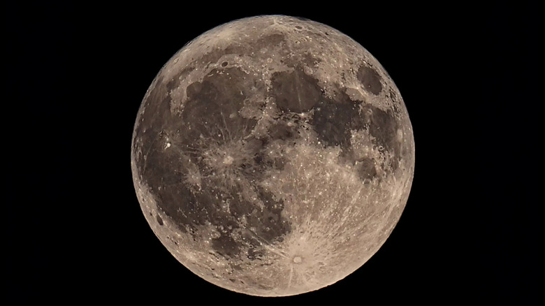 Le détail de surface de la lune est vu dans une photo de la lune contre un ciel noir