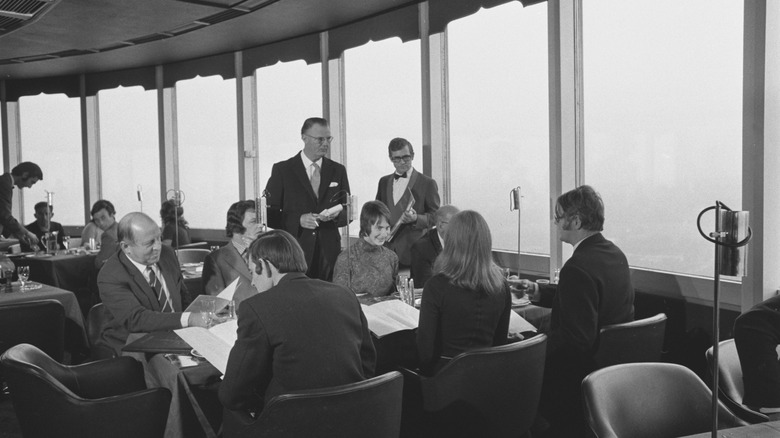 Un restaurant tournant de la tour du bureau de poste de Londres ouvre en 1971