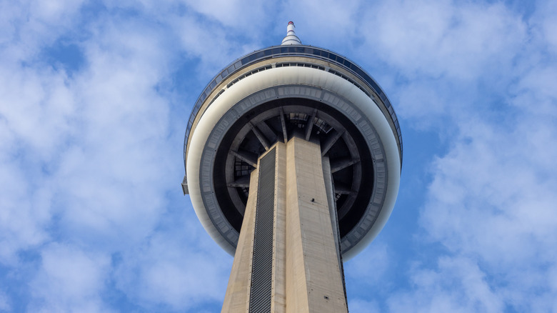 La tour CN à Toronto contient un restaurant tournant