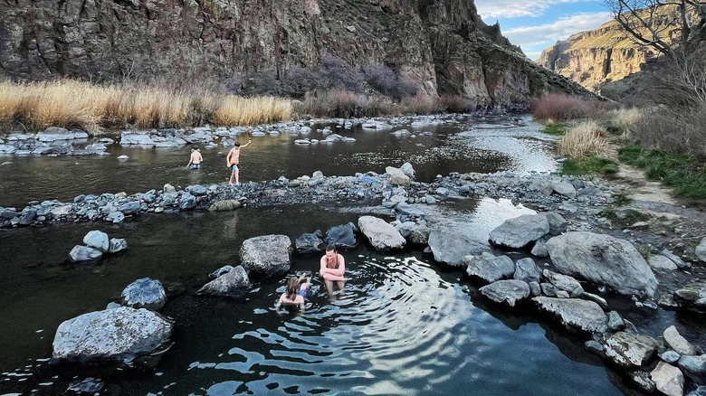 Les gens s'imprègnent et profitent de sources chaudes snive
