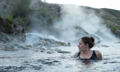 Les sources chaudes isolées de l'Oregon sous les falaises peintes offrent des nages chaudes dans un canyon de la rivière
