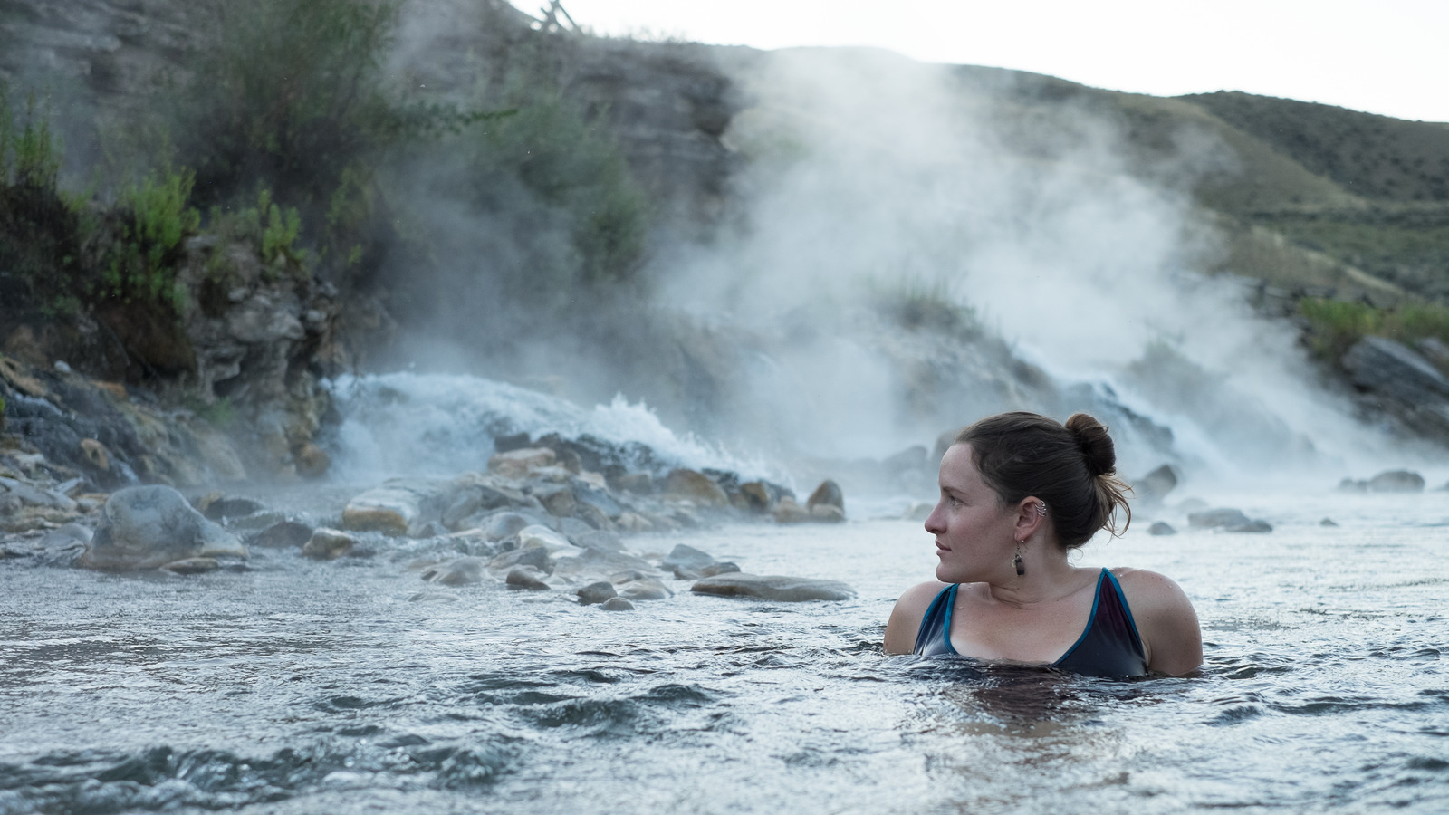 Les sources chaudes isolées de l'Oregon sous les falaises peintes offrent des nages chaudes dans un canyon de la rivière