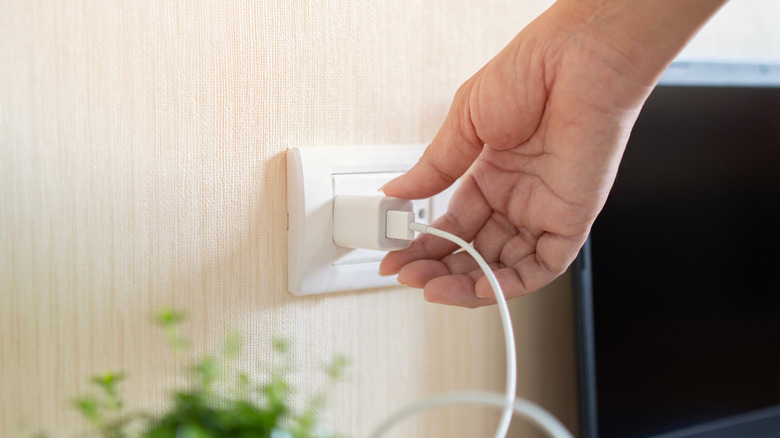 Chargeur de téléphone débranché de la prise murale