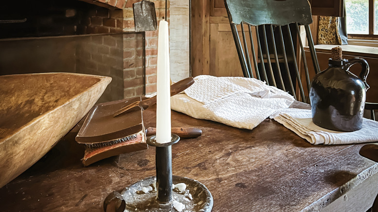 Une table du XIXe siècle avec une chaise de chandelier et de bascule
