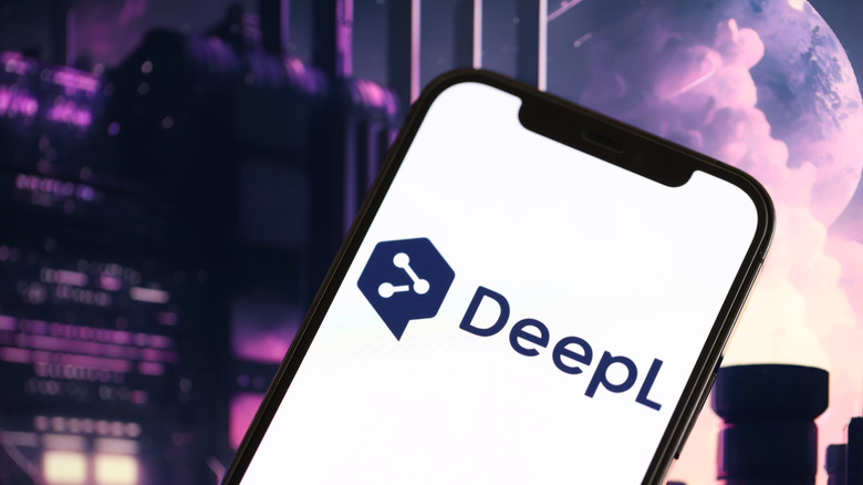Un gros plan du logo Deepl sur un téléphone