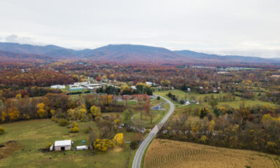 Niché dans la vallée de Shenandoah en Virginie est une ville paisible près des cascades et du vin