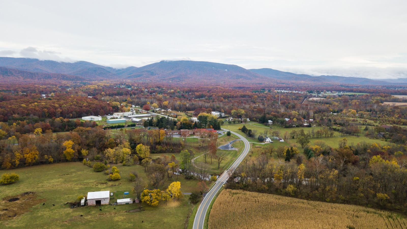 Niché dans la vallée de Shenandoah en Virginie est une ville paisible près des cascades et du vin
