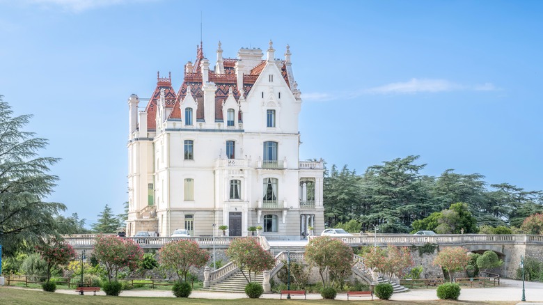 Le château blanc avec un toit carrelé rouge de Chateau Valmy