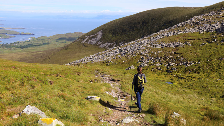Femme en randonnée dans le comté de Donegal, Ire