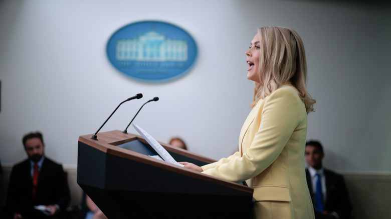 Karoline Leavitt debout sur un podium