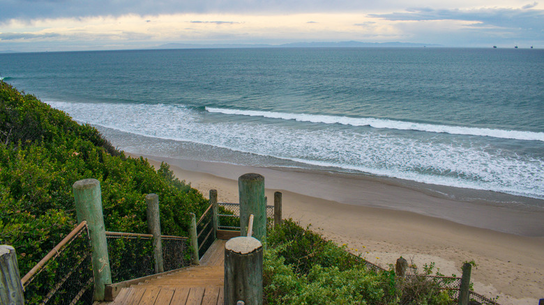 Des pas vers la plage