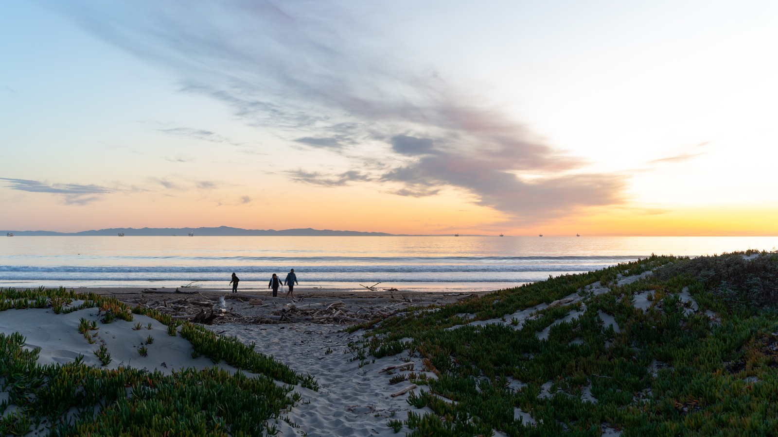 Un magnifique terrain de camping de plage de Californie près de Santa Barbara propose des eaux douces et des piscines de marée
