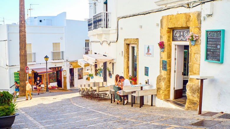 Tables dans la rue à l'extérieur d'un restaurant à Vejer de la Frontera