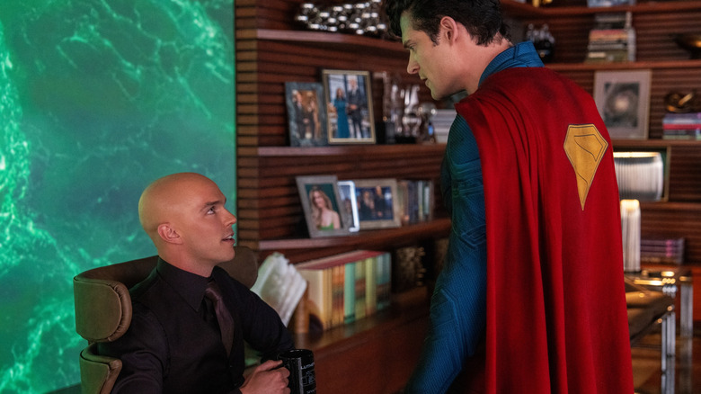 David Corenswet en tant que Superman et Nicholas Hoult comme Lex Luthor Talking in Superman (2025)