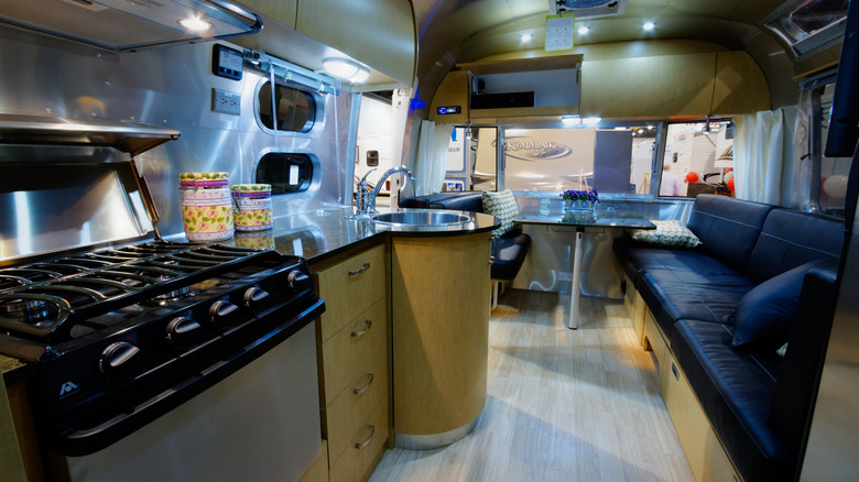 Intérieur de RV rétro